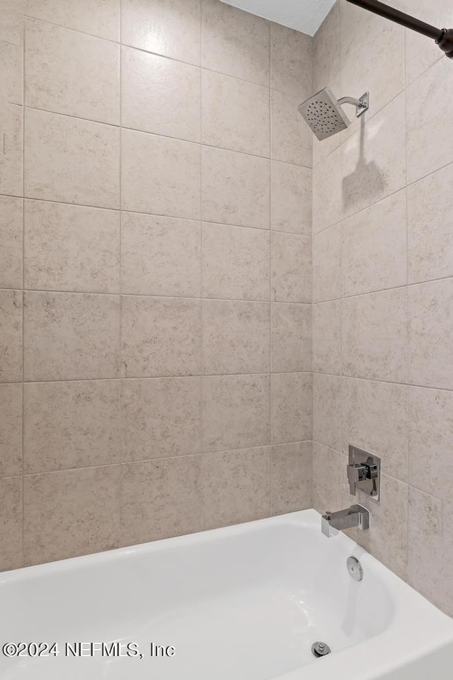 bathroom featuring tiled shower / bath