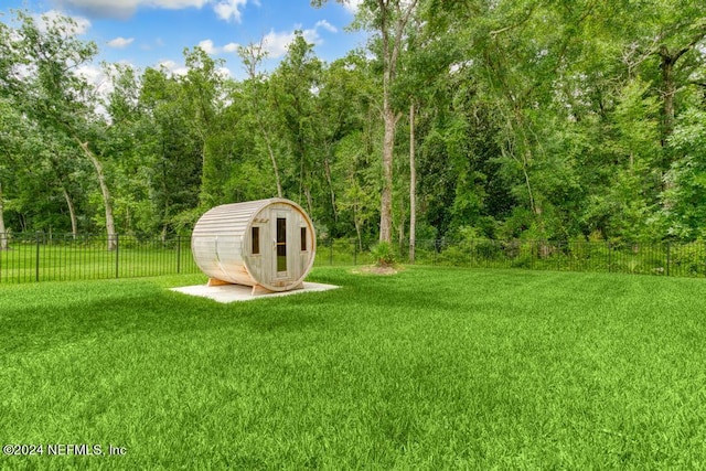 view of yard featuring a shed