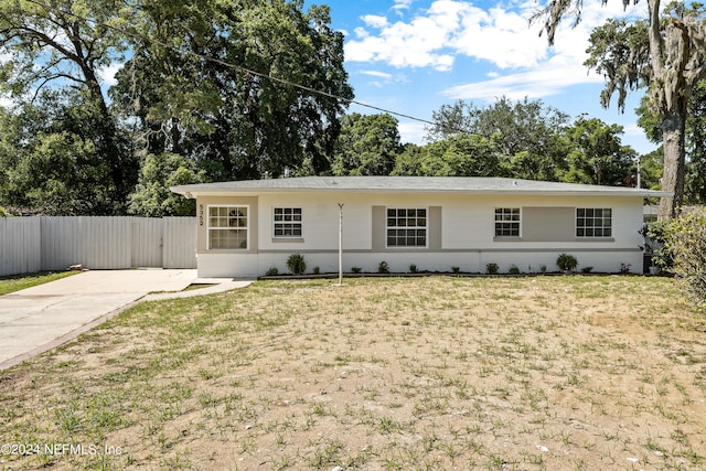 ranch-style house featuring a front lawn