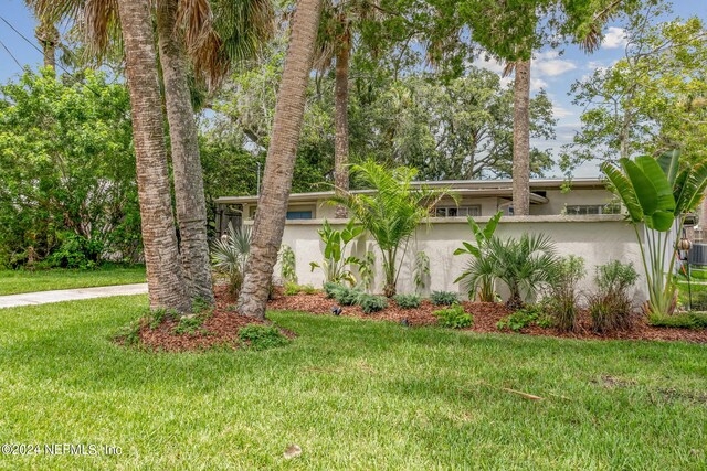 view of front of property with a front lawn