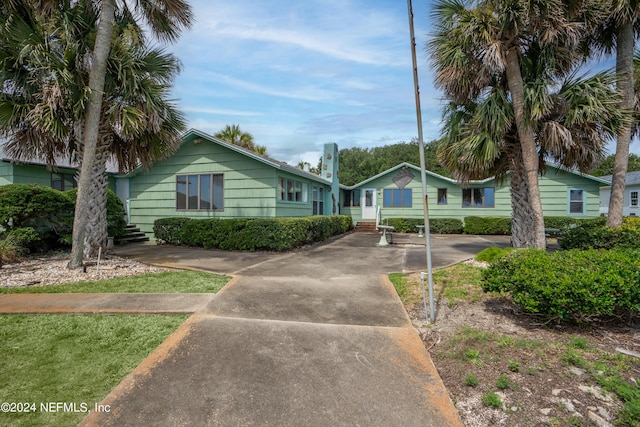 view of front of property featuring concrete driveway