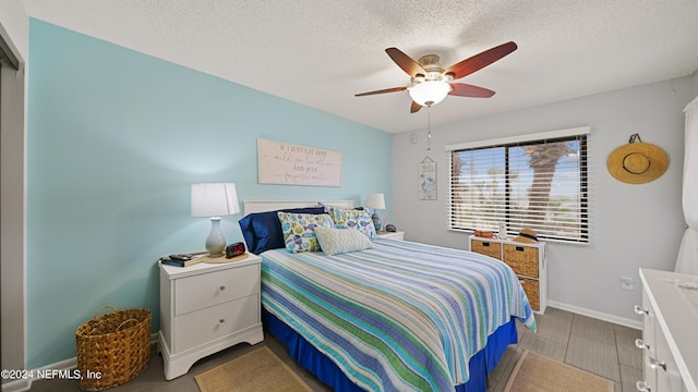 bedroom featuring ceiling fan and a textured ceiling