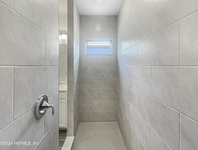 bathroom featuring a tile shower