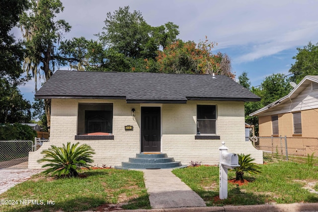 view of front of property featuring a front yard