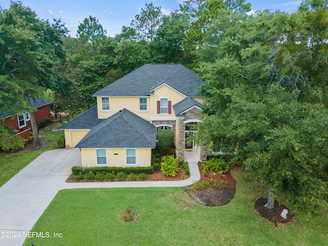 view of front of house featuring a front lawn