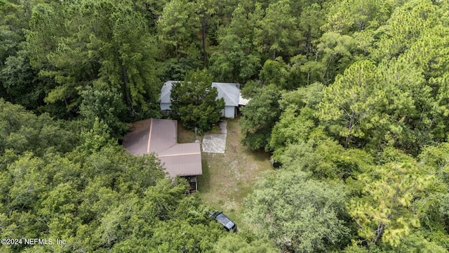 birds eye view of property featuring a forest view