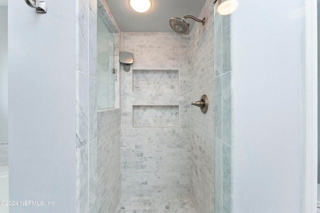 bathroom featuring tiled shower