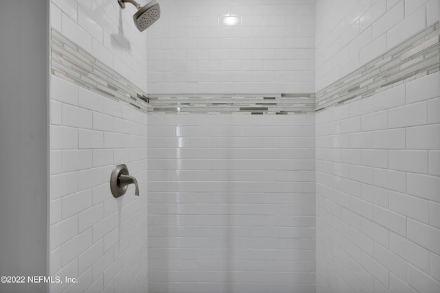 room details featuring tiled shower