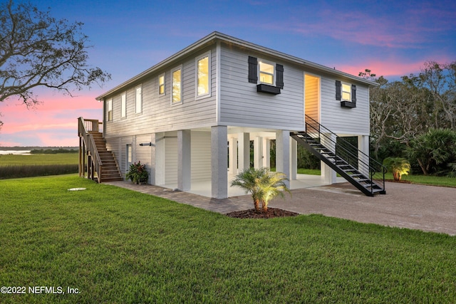 view of front of property featuring a lawn