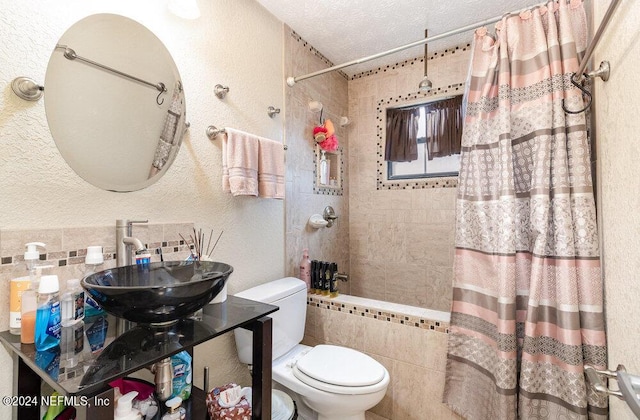 7812 Spanish Oaks Dr, Jacksonville, FL 32221 - full bath with a textured ceiling, toilet, a sink, tiled shower, and backsplash