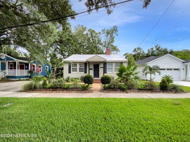 view of front of home featuring a garage and a front yard