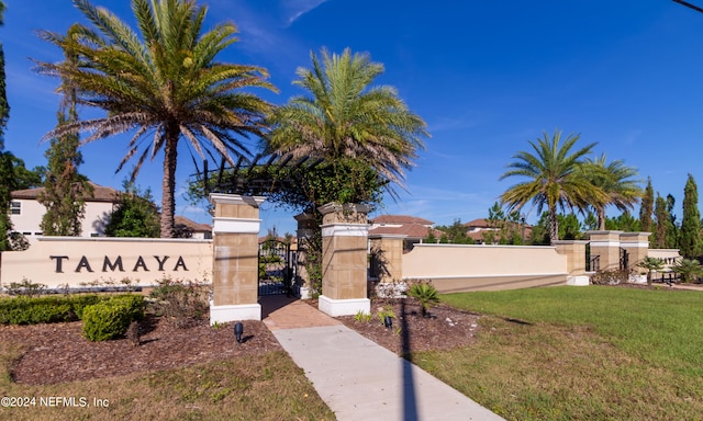 community sign featuring a yard