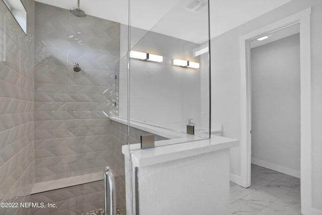 bathroom featuring tiled shower