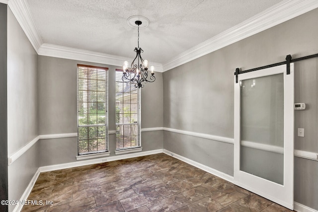 unfurnished room featuring a barn door, crown molding, a textured ceiling, and an inviting chandelier