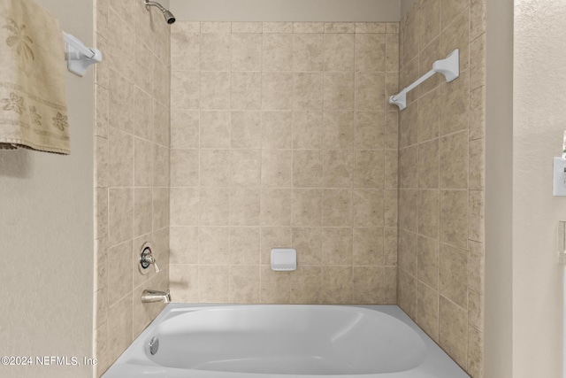 bathroom featuring tiled shower / bath combo