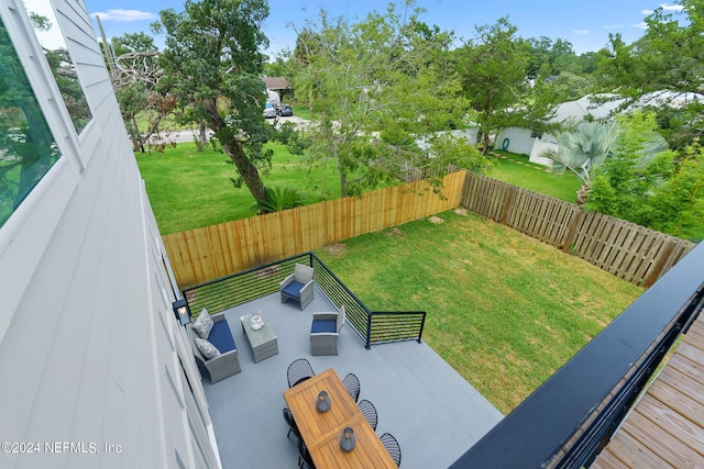 view of yard featuring an outdoor hangout area and a patio area