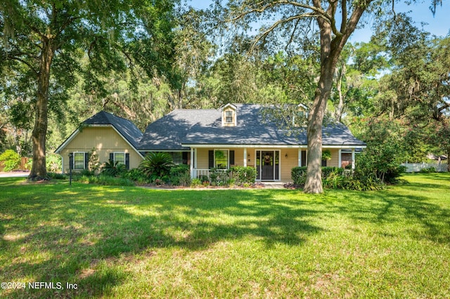 view of front facade featuring covered porch and a front lawn