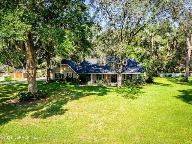 view of front facade featuring a front lawn