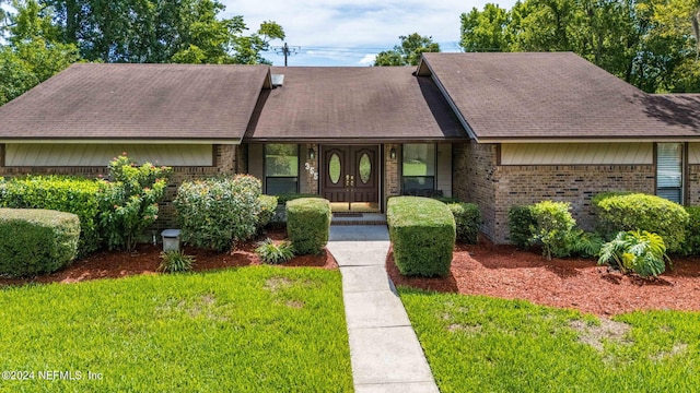 single story home with a front lawn