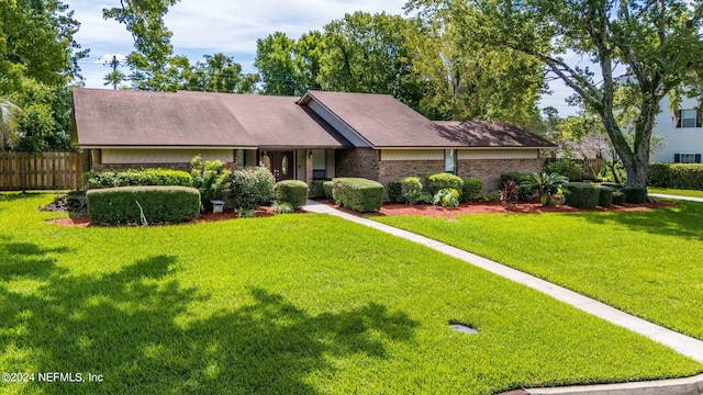 view of front of property featuring a front yard