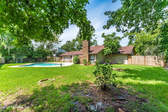 view of yard featuring a fenced in pool