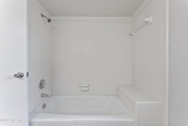 bathroom with tiled shower / bath combo