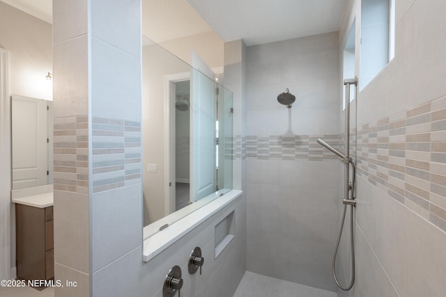 bathroom featuring tiled shower