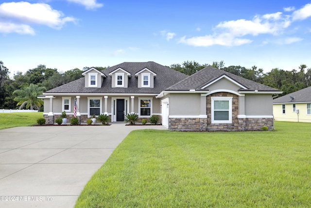 view of front of property featuring a front lawn and covered porch