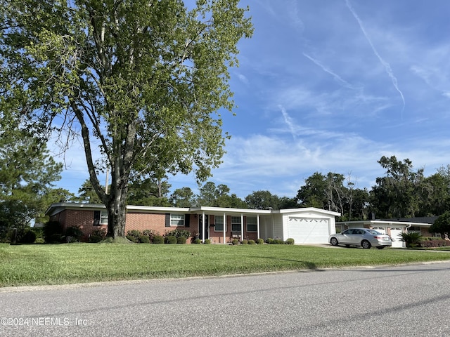 view of front of house featuring a garage and a front yard