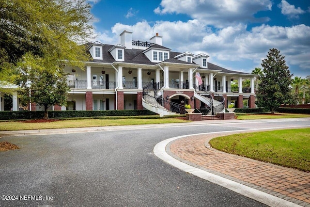 view of front of property featuring a front yard and covered porch