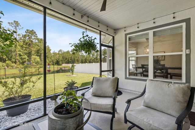 sunroom with ceiling fan