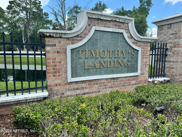 community / neighborhood sign featuring a yard