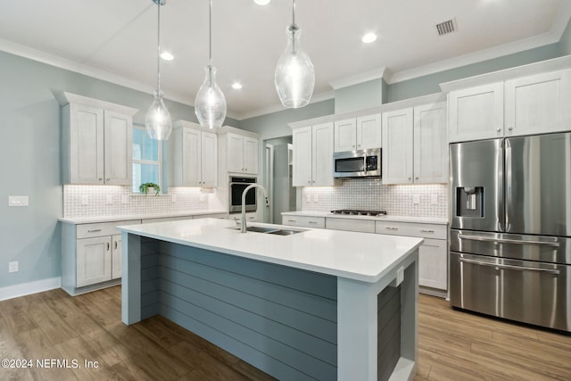 kitchen featuring stainless steel appliances, a sink, visible vents, white cabinetry, and crown molding