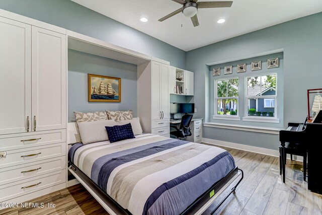 bedroom featuring light wood-style floors, recessed lighting, baseboards, and built in study area