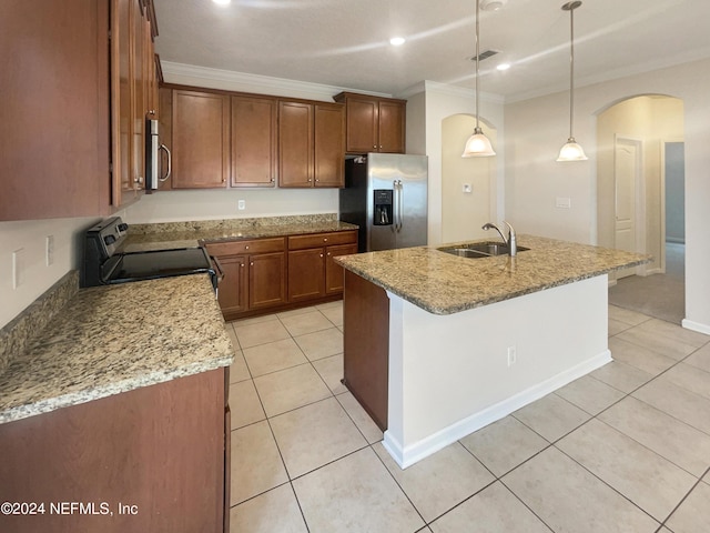 kitchen with sink, crown molding, pendant lighting, a kitchen island with sink, and appliances with stainless steel finishes