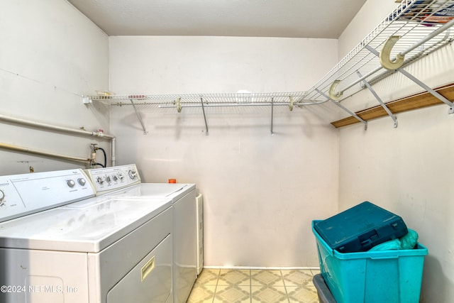 laundry room featuring light tile patterned floors and washing machine and clothes dryer