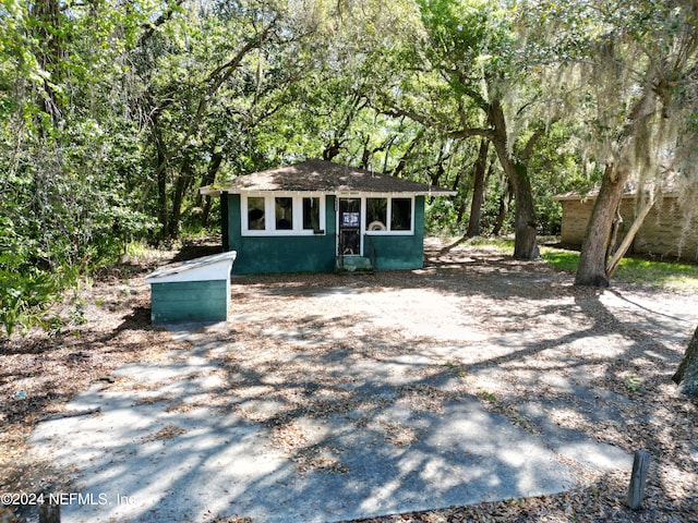 view of front of property with an outbuilding