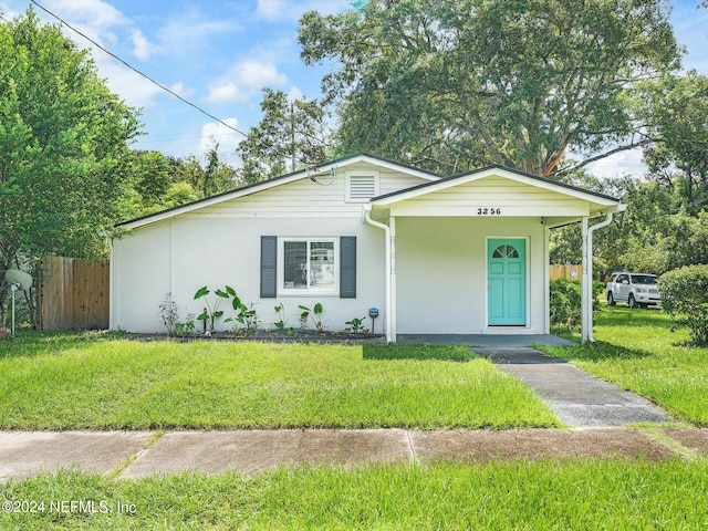 view of front of house with a front lawn