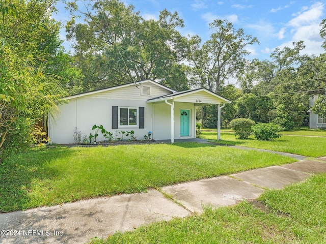 view of front of home featuring a front yard