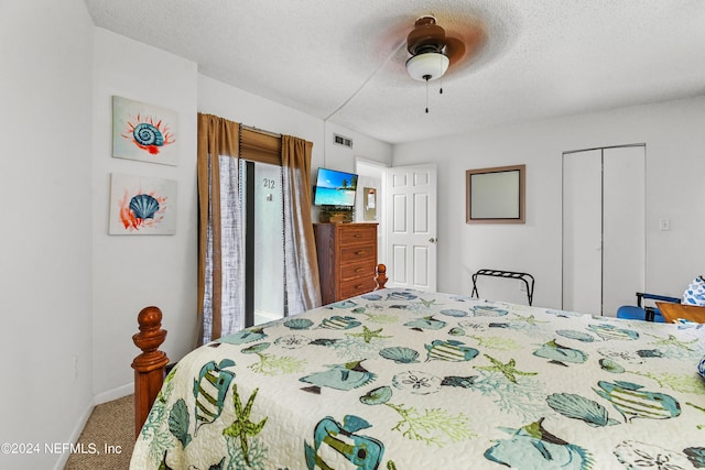 bedroom with a closet, carpet flooring, a textured ceiling, and ceiling fan