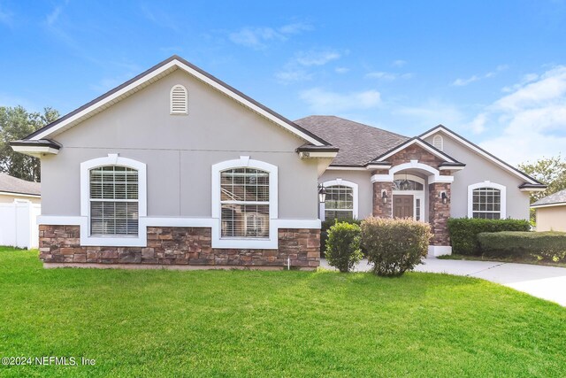 view of front of property featuring a front yard