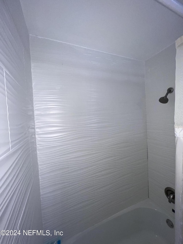 bathroom featuring tiled shower / bath combo