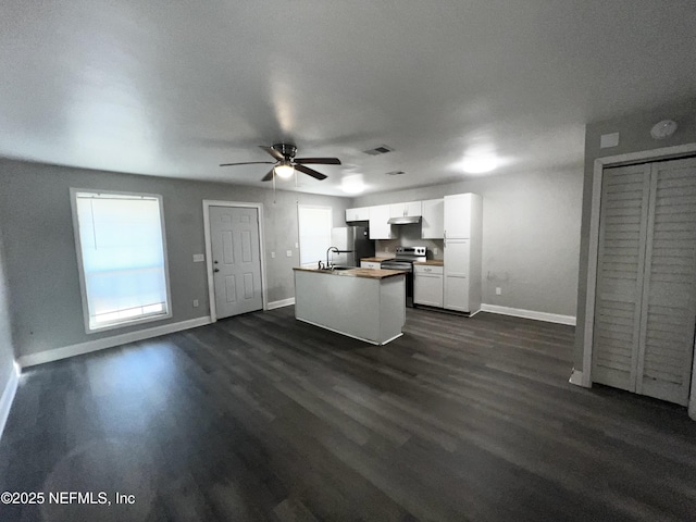 kitchen featuring appliances with stainless steel finishes, an island with sink, sink, white cabinets, and dark hardwood / wood-style flooring