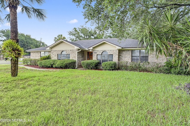 single story home with a front lawn