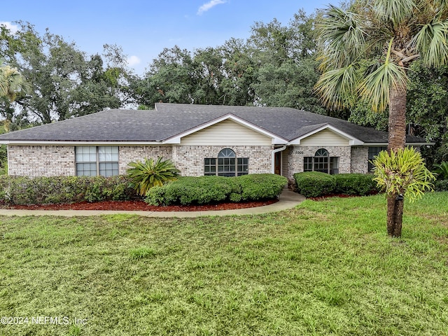 ranch-style home featuring a front lawn