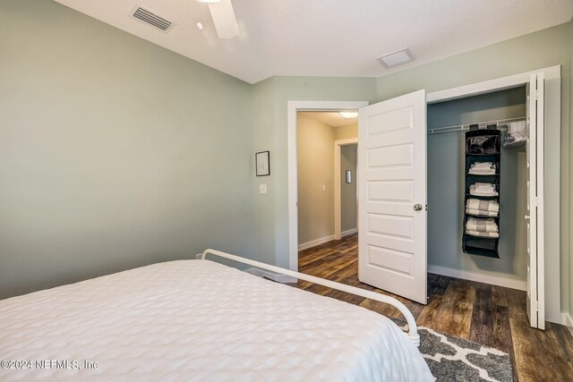 bedroom featuring dark hardwood / wood-style floors, a closet, and ceiling fan