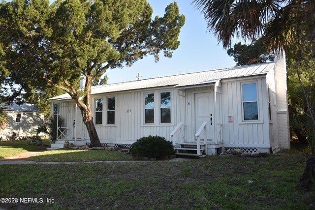 manufactured / mobile home featuring a front lawn