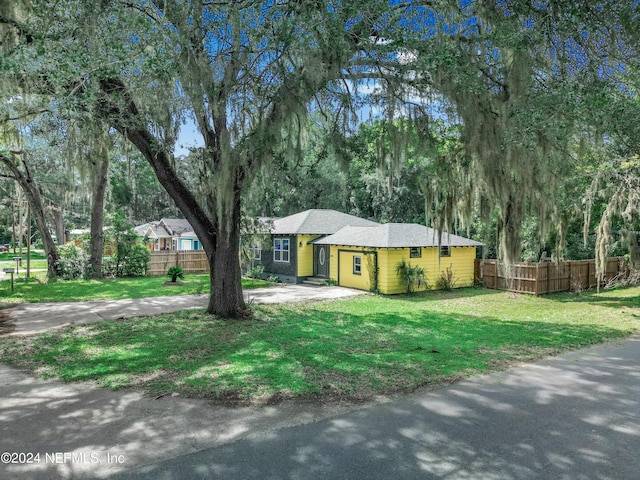 single story home with a front lawn