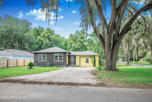 single story home featuring a front lawn