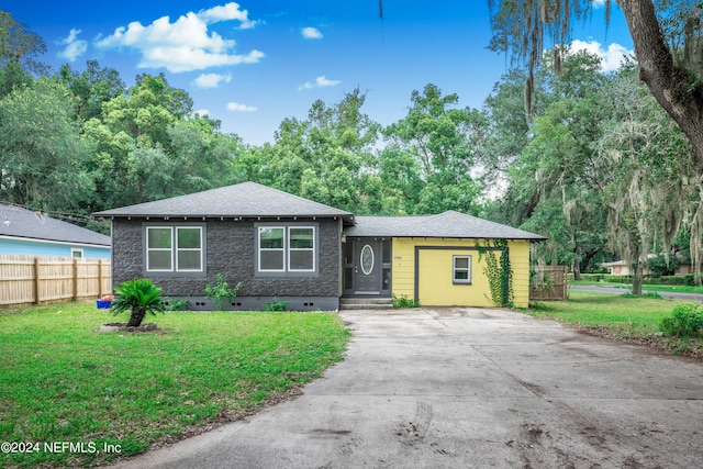 view of front of property featuring a front yard